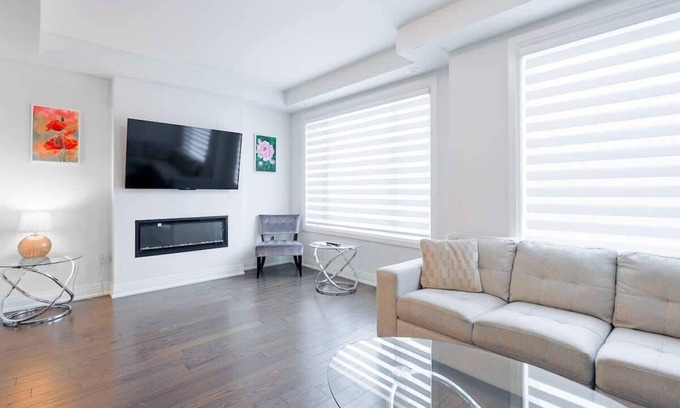 Aurora House | High ceiling home In Newmarket