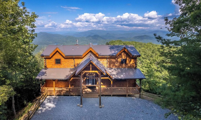 Almond Cabin | High Country Cabin - Mountain & Fontana Lake Views - Hot Tub
