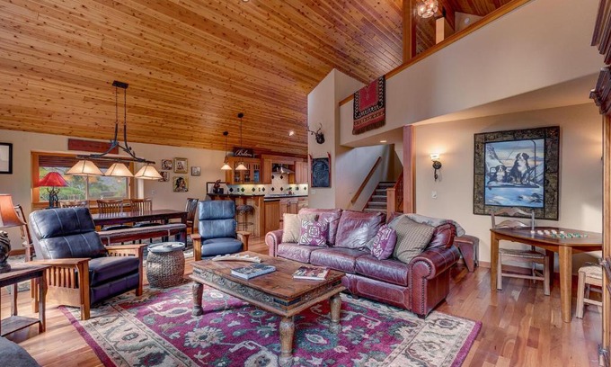 Truckee House | High Country Lodge - Hot Tub, Amenities Access, Shuffleboard and Horse Shoe Pit