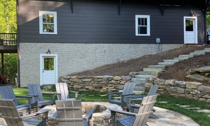 Fairview House | High-end Asheville Retreat near Asheville and Black Mountain. Spacious, private.