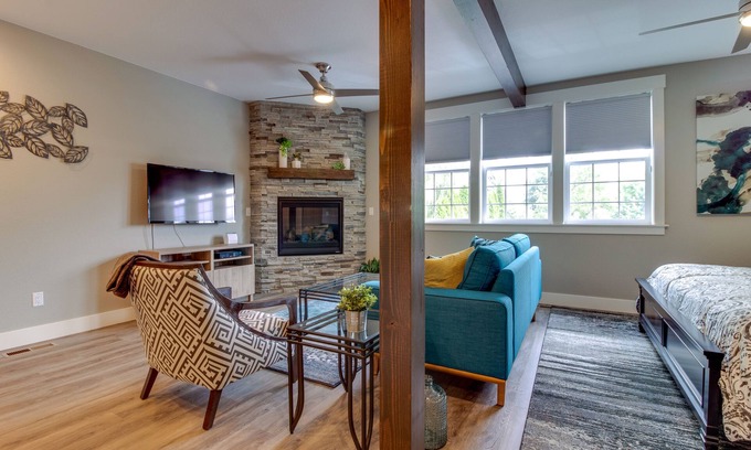 McMinnville Apartment | High-end studio with gas fireplace, WiFi, central AC - near restaurants/wineries