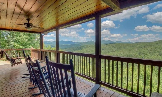 Mineral Bluff Cabin | High Expectations- Dog Friendly | Hot Tub | Stunning Views | Sleeps 10