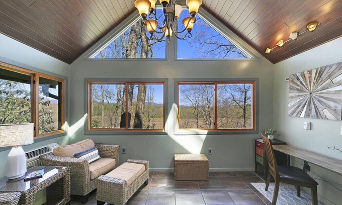 Hendersonville House | High Knoll Lookout - river and mountain views!
