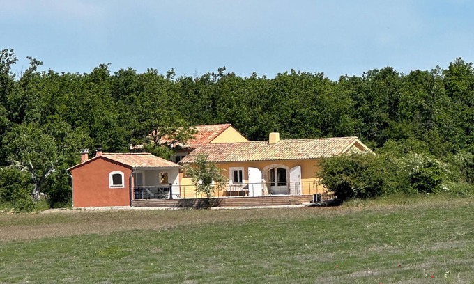 Simiane-la-Rotonde House | High Luberon, Jas renovated between woods and lavender.