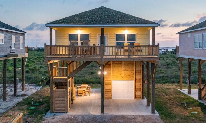 Gilchrist House | High Noon Beach Home - Golf Cart and Hot Tub