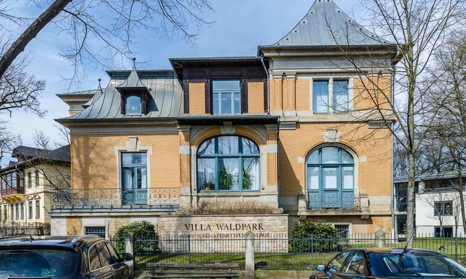 Blasewitz Apartment | High quality apartment (basement) in a listed villa in a prime location