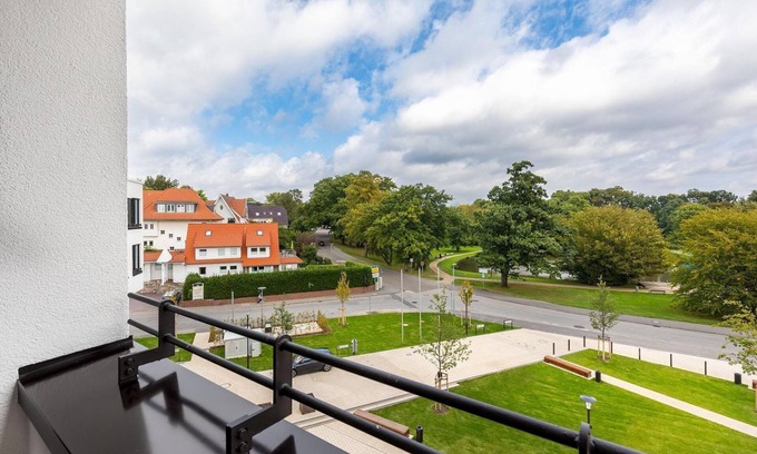 Alt-Travemunde/Ronnau Apartment | High-quality apartment near the Baltic Sea with loggia and beautiful view of the park -