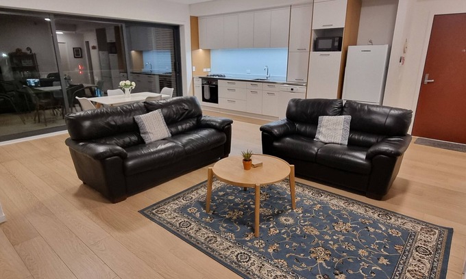 Wellington House | High-quality guesthouse minutes from everywhere! Breakfast included!