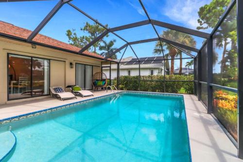 Central Naples House | High Tide - 3 Br Sleeps 6 - Private Pool - Games