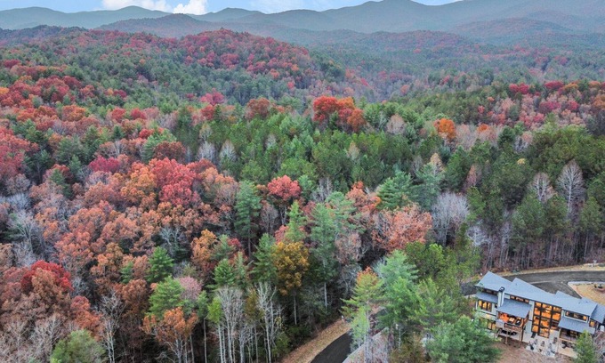 Ellijay Cabin | Higher Ground ~ Modern Cabin w/Heated Indoor Pool ~ Hot Tub ~ Fire Pit