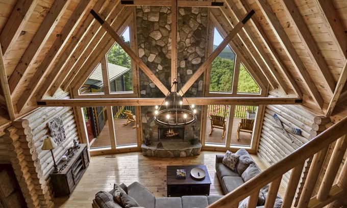 Blairsville Cabin | Highland Haven - 4200+ sf w/Hot Tub | Long Range Views | Billiards/Ping Pong