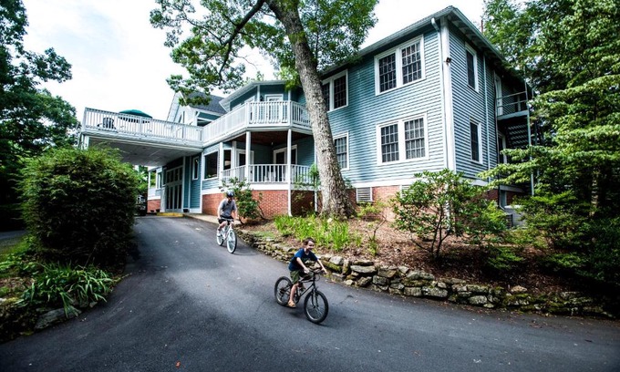 Flat Rock Hotel | Highland Lake Inn & Resort - Flat Rock