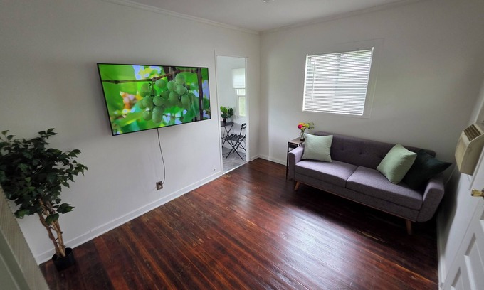 Highland Park Cottage | Highland Park Haven – Furnished 1BR Cottage w/Parking & Wi-Fi