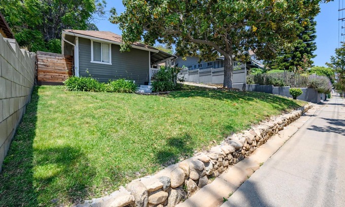 Highland Park House | Highland Park house in prime location for city experiences. Pet Friendly