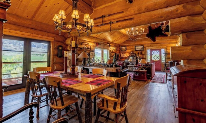 Wapiti House | Highland River Cabin- newly constructed, direct river access, 30 minutes to Yellowstone!