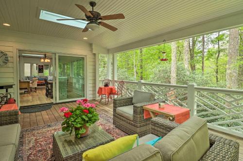 Highlands House | Highlands Cottage with Sunroom about 1 Mile to Downtown!
