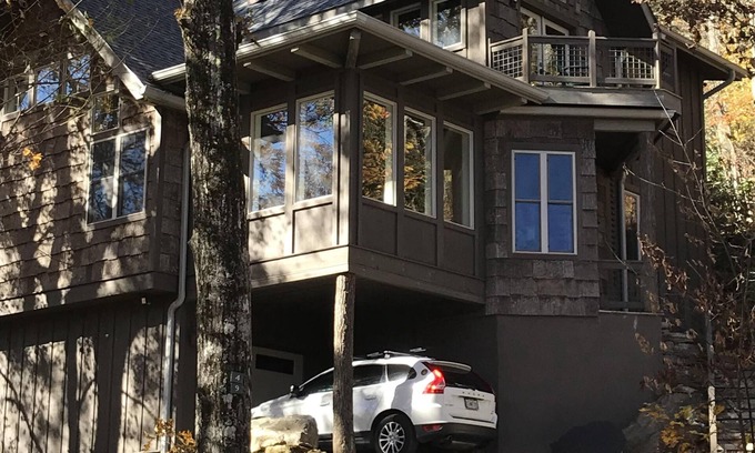 Highlands House | Highlands home close to town on Rhododendron Trail