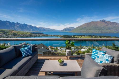 Queenstown House | Highlands House- Lake Views- Free Parking- AC- BBQ