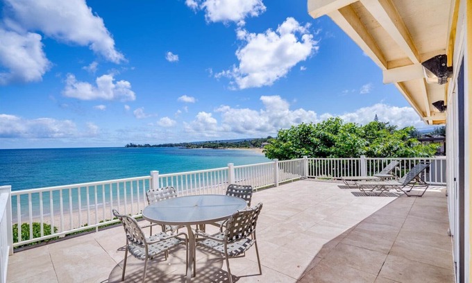 Haleiwa House | HIGHLY DESIRED PRIVATE BEACHFRONT HOME. Walking distance to Haleiwa town