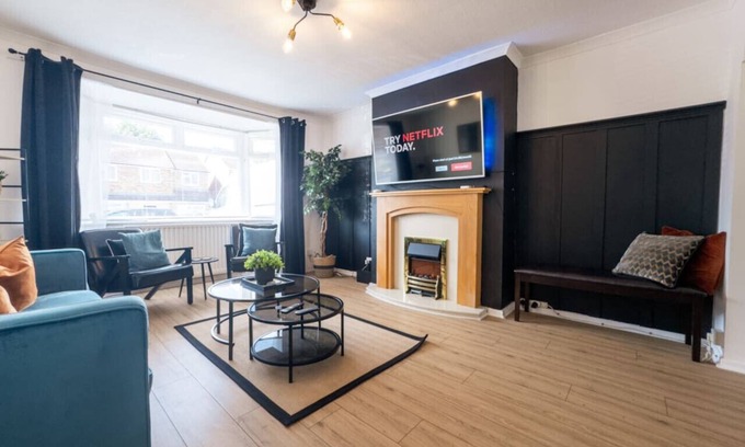 Worcester House | Highly Rated! 3 Bed Home Smart Tv Driveway
