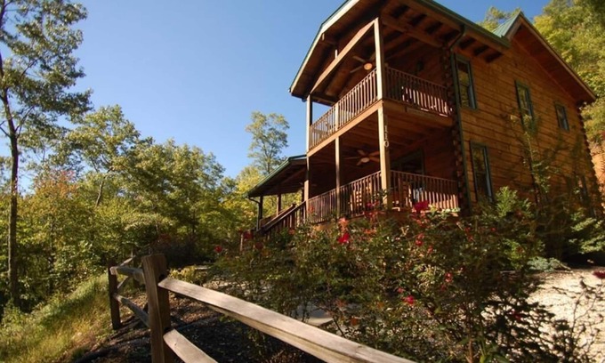 Bryson City Cabin | Hiker's Rest - Free Brewery Tours - Private and Secluded - Recreation Loft Cabin