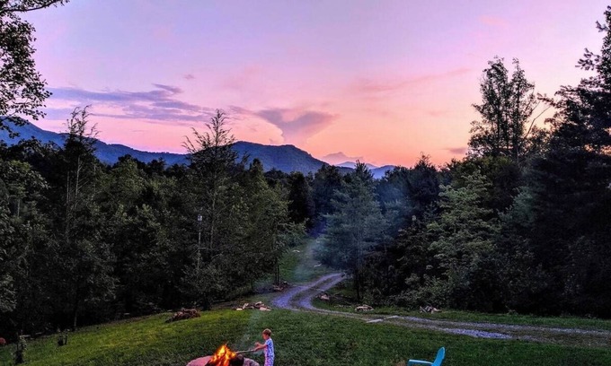 Marshall House | Hiking, incredible mountain views, hot tub, and a chef's kitchen!
