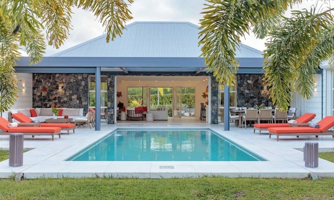 Petit-Bourg House | Hill Rock Villas - Coral Red