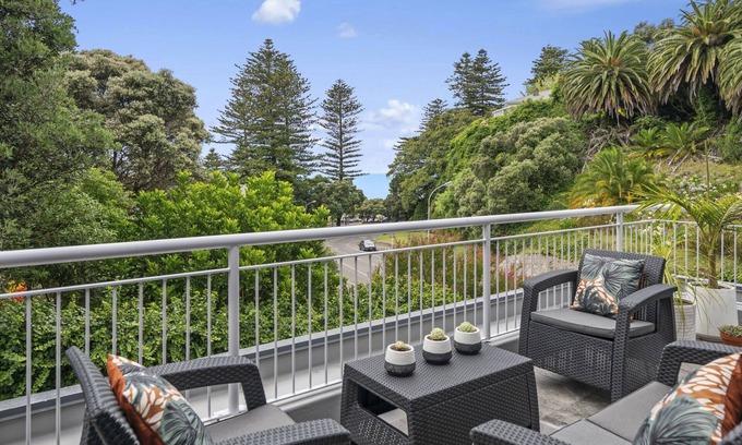 Bluff Hill House | Hillcrest Hideaway - Napier Holiday Apartment