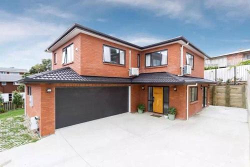 Hillsborough House | Hillsborough Spacious 3BR with Ensuite -12mins frm Airport