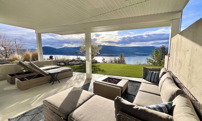 Central Okanagan House | Hillside Cottage With Panoramic Lake View!