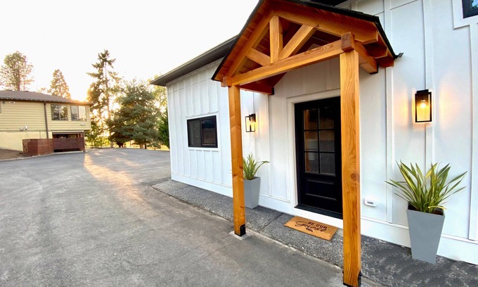 West Stayton House | Hillside Guesthouse Retreat close to Salem & Albany