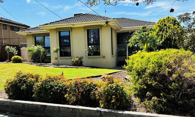 Gowanbrae House | Hillside Haven - 10 mins from the airport