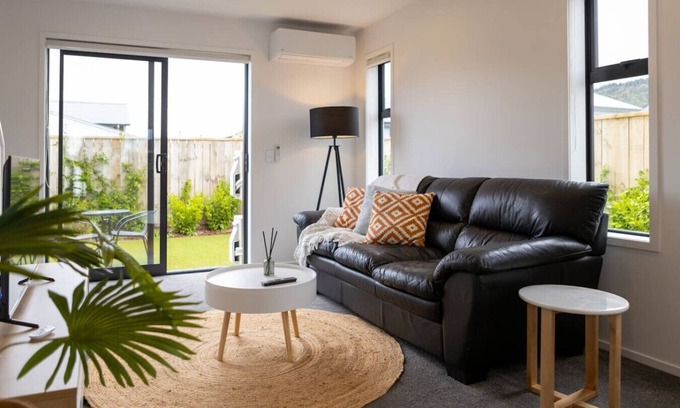 Trentham House | Hillside Haven: Trentham Escape