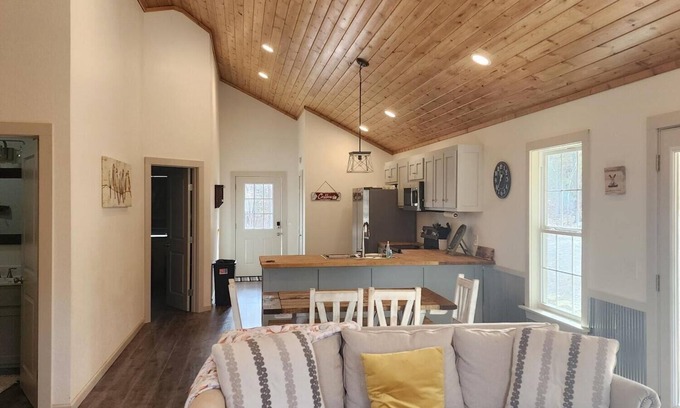 Jasper House | Hillside Hideaway Cabin near Jasper