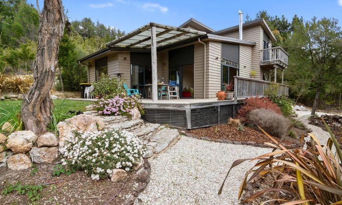 Ngaio Bay House | Hillside Hideaway - Kaiteriteri Holiday Home