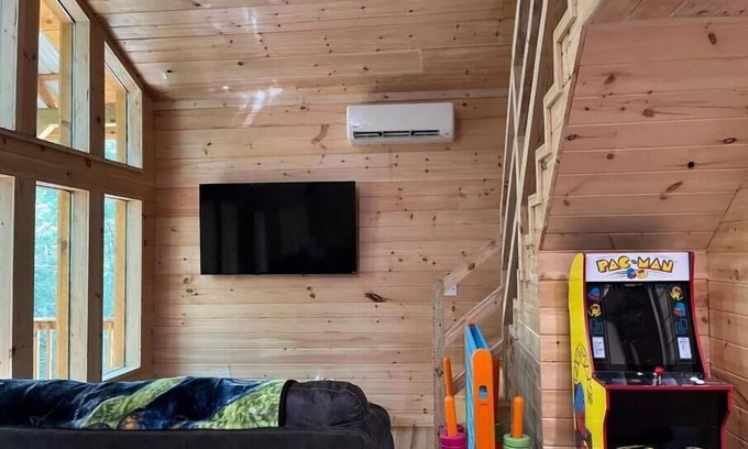 Campton House | Hillside Hideaway! NEW hot tub! Family sized loft cabin, RRG, Pets welcome.
