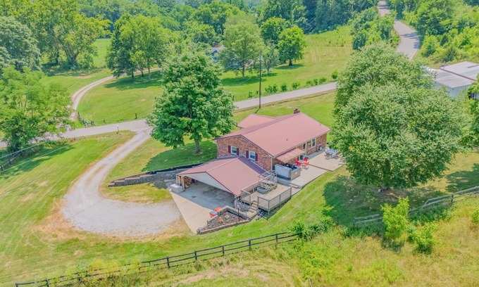 Frankfort House | Hillside Hideout With Scenic Bluegrass Hot Tub Views!