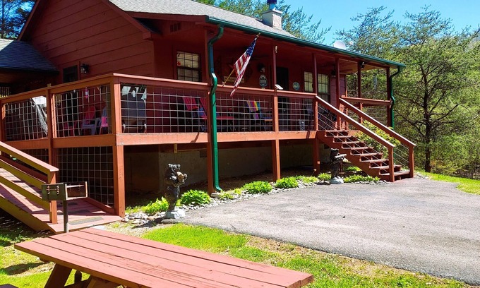 Gatlinburg - Pigeon Forge Cabin | Hilltop Cabin in Pigeon Forge; Near Attractions; Five Star Reviews