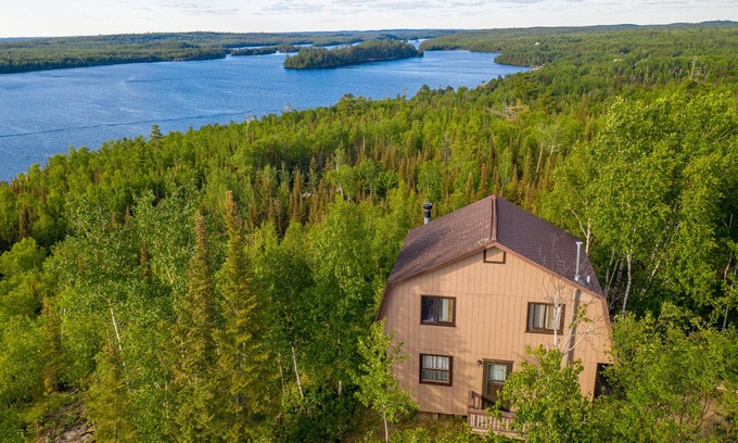 Ely Cabin | Hilltop Cabin – Scenic BWCA Lookout with Historic Charm & Resort Amenities