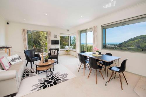 Nelson House | Hilltop Getaway