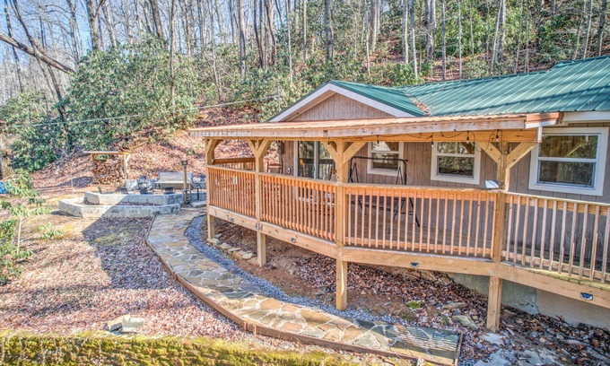 Maggie Valley House | Hilltop Hideaway in the Mountains