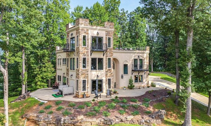 Lynn House | Hilltop Home w/Hot Tub & Views: Blue Ridge Mtn