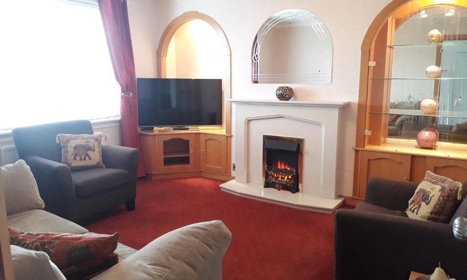 Airdrie Apartment | Hilltop House