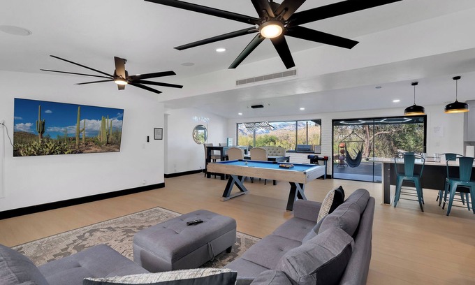 Tucson House | Hilltop:Mt Views!Movie Theater+NFL TICKET Arcade+Hot tub+Sauna+Golf+Yoga+Beauty