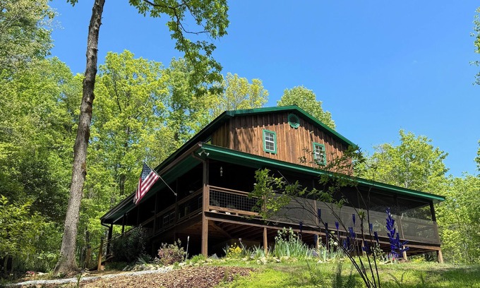 Ellijay Cabin | Hilltop Retreat-adjoining Lake home sleeps 8, hot tub and peaceful wilderness