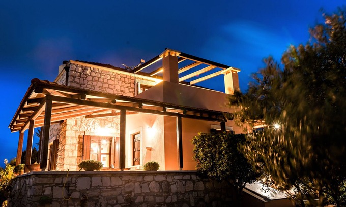 Kounavi Villa | Hilltop Retreat Stunning Views Near Knossos