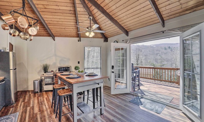 Beech Mountain Cabin | Hilltop Sanctuary ~ 1 Mi to Beech Mountain Slopes!