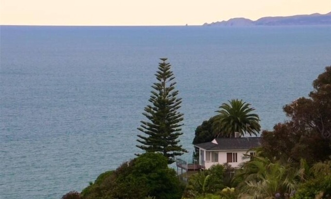 Bluff Hill House | Hilltop Views - Bluff Hill Holiday Home
