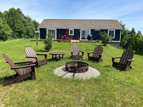 Suttons Bay House | Hilltop Vistas