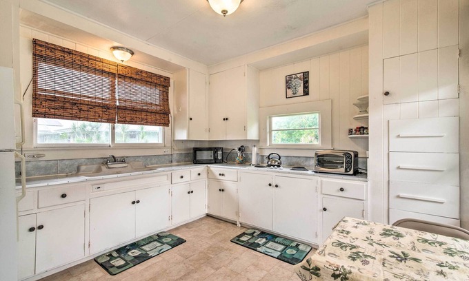 Hilo Cottage | Hilo Home Base - 3 Miles to State Park & Beach!